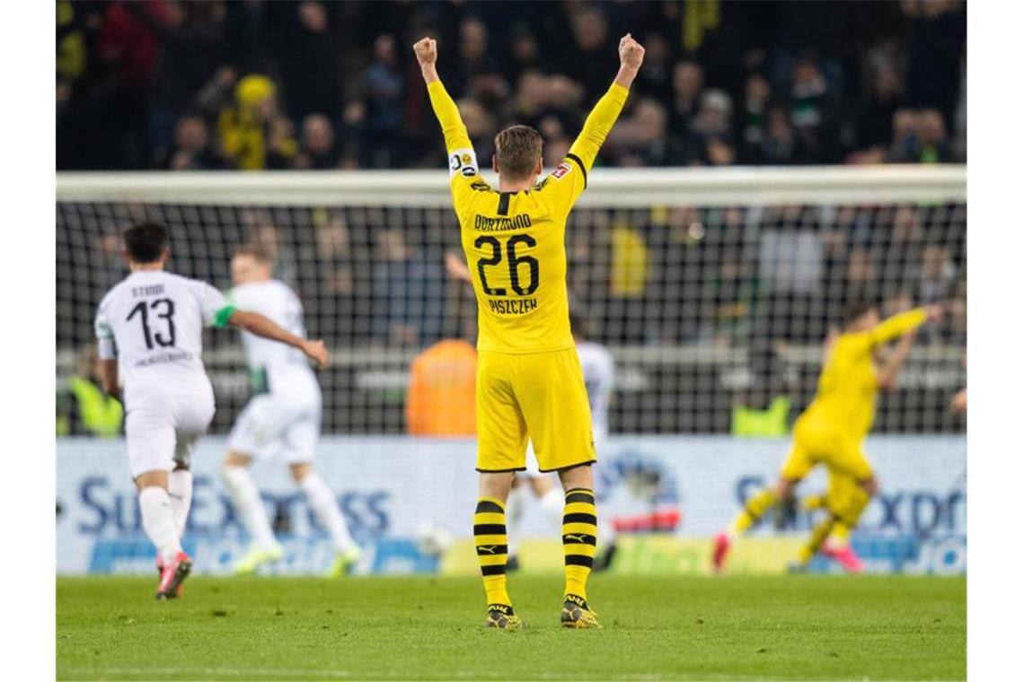 Dortmunds Lukasz Piszczek bejubelt den 2:1-Sieg bei Borussia Mönchengladbach. Foto: Marcel Kusch/dpa