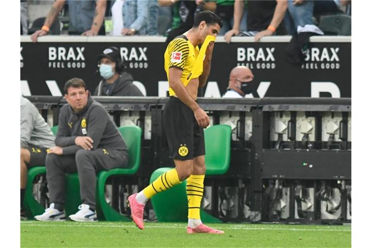 Dortmunds Mahmoud Dahoud geht nach der Gelb-Roten Karte vom Platz. Foto: Bernd Thissen/dpa