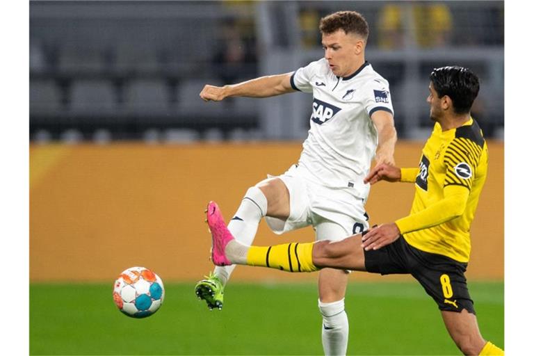 Dortmunds Mahmoud Dahoud (r) und Hoffenheims Dennis Geiger kämpfen um den Ball. Foto: Marius Becker/dpa/archivbild