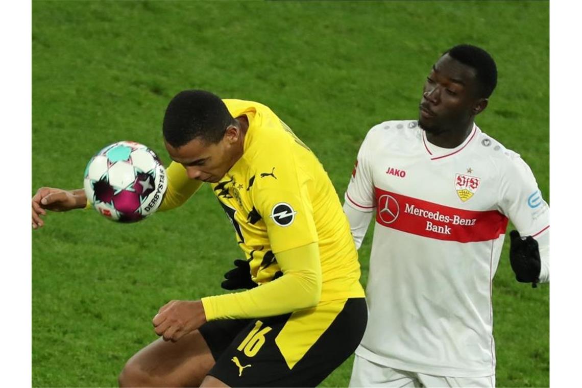 Dortmunds Manuel Akanji und Stuttgarts Silas Wamangituka (l-r.) in Aktion. Foto: Focke Strangmann/epa POOL/dpa