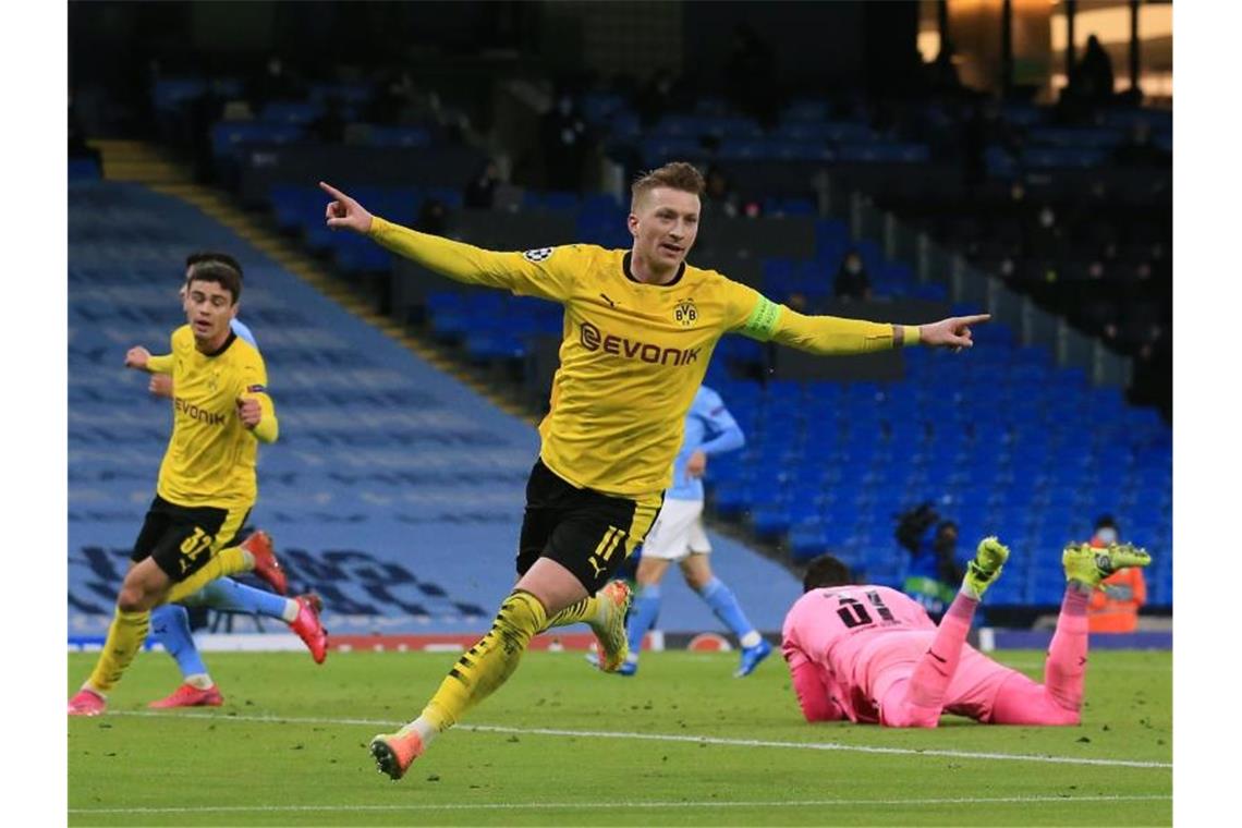 BVB verpasst Coup in Manchester: 1:2 nach achtbarem Kampf Dortmunds Marco Reus bejubelt sein Tor zum 1:1. Foto: Lindsey Parnaby/dpa