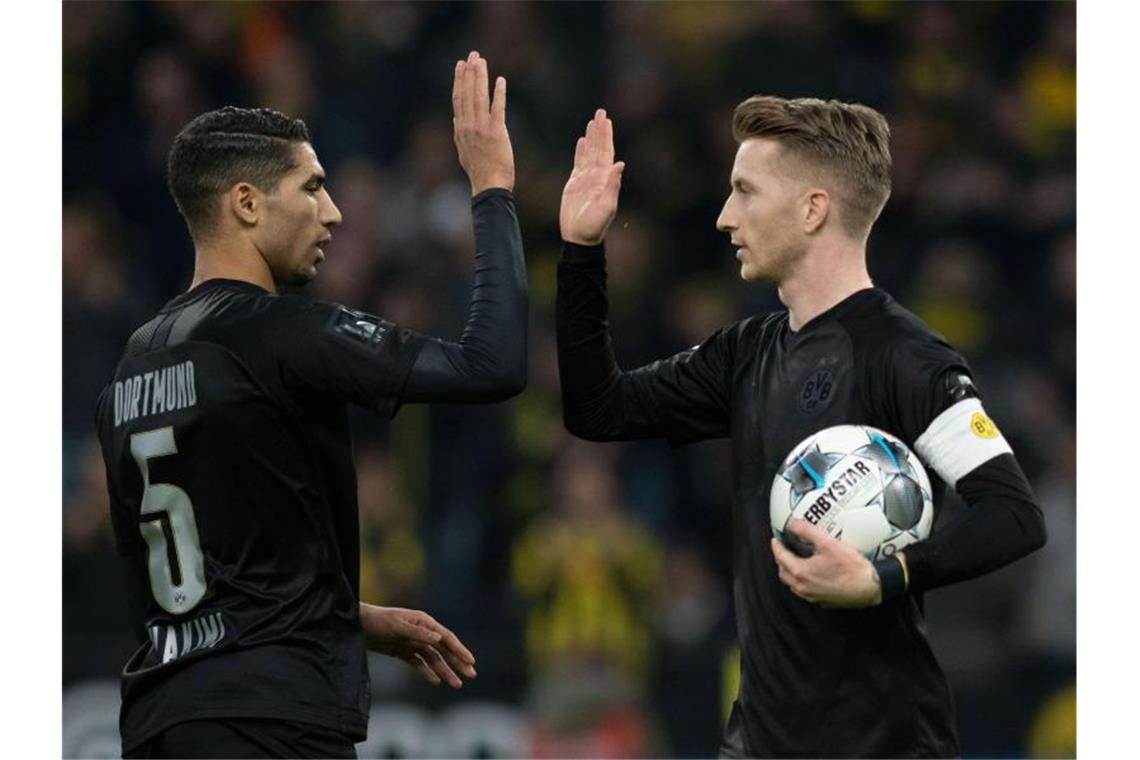 Dortmunds Marco Reus (l) jubelt mit Achraf Hakimi über seinen Treffer zum 1:0. Foto: Bernd Thissen/dpa