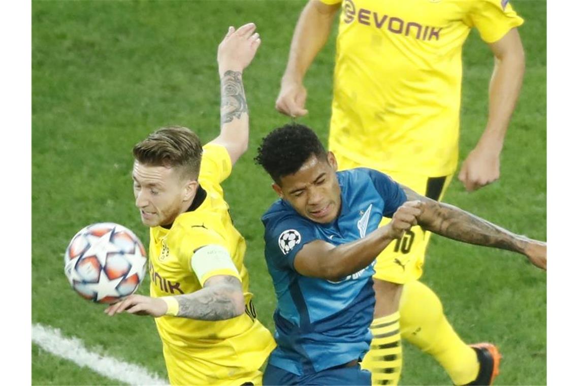 Dortmunds Marco Reus (l) und Zenits Wilmar Barrios kämpfen um den Ball. Foto: Dmitri Lovetsky/AP/dpa