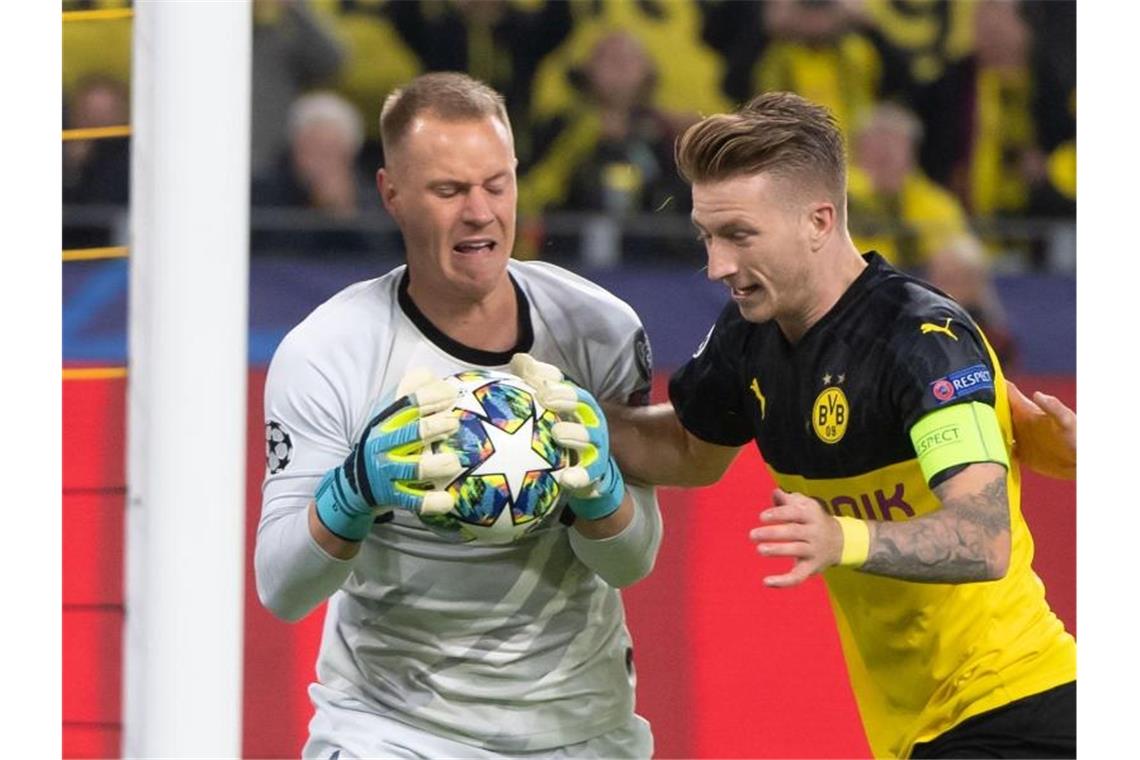 BVB und Reus scheitern an „Mauer“ ter Stegen Dortmunds Marco Reus scheiterte auch beim Elfmeter an Barcelonas Torhüter Marc-André ter Stegen. Foto: Bernd Thissen