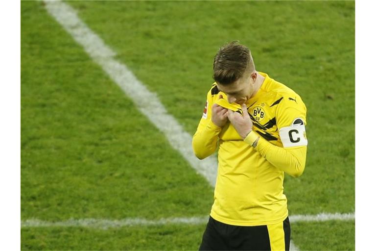 Dortmunds Marco Reus war nach dem Spiel untröstlich - beim Zwischenstand von 1:1 verschoss er einen Foulelfmeter. Foto: Leon Kuegeler/Reuters Pool/dpa