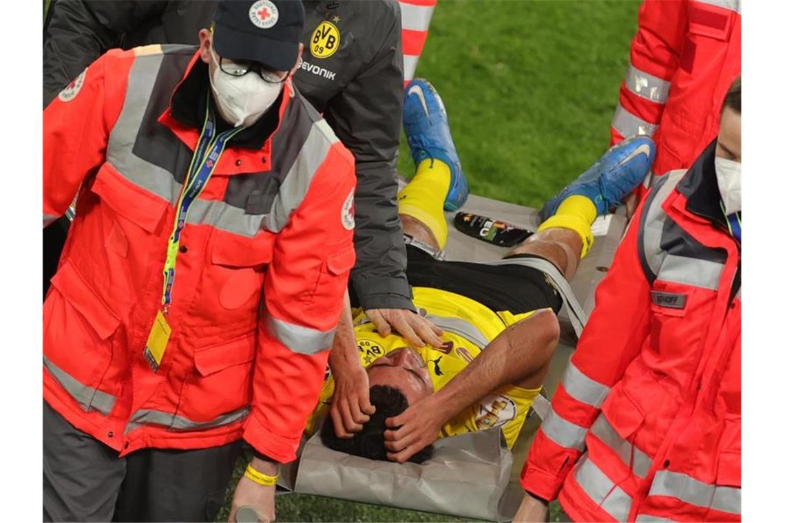 Dortmunds Mateu Morey musste auf einer Trage vom Platz gebracht werden. Foto: Friedemann Vogel/epa Pool/dpa
