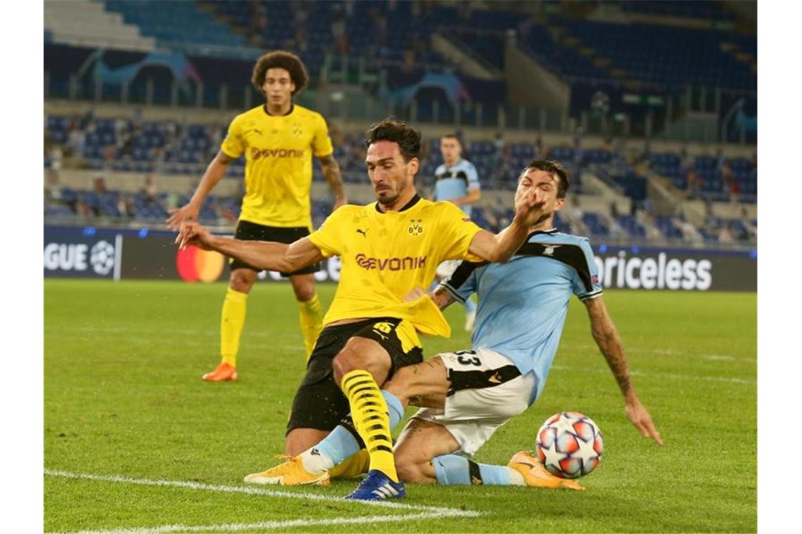 Dortmunds Mats Hummels (l) blockt einen Schuss von Lazios Francesco Acerbi ab. Foto: Cesar Luis de Luca/dpa