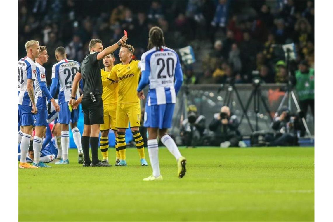 Leipzig vorerst Nummer eins - Bayern patzt gegen Bayer Dortmunds Mats Hummels wurde bereits in der ersten Halbzeit mit gelb-rot vom Platz gestellt. Foto: Andreas Gora/dpa
