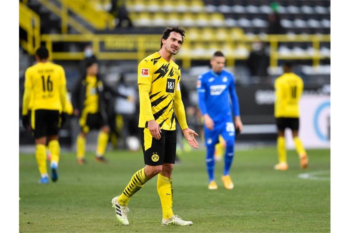 Weiter im Krisenmodus: BVB auf dem Weg ins Mittelmaß Dortmunds Mats Hummels zeigt sich nach dem Spiel genervt. Foto: Marius Becker/dpa