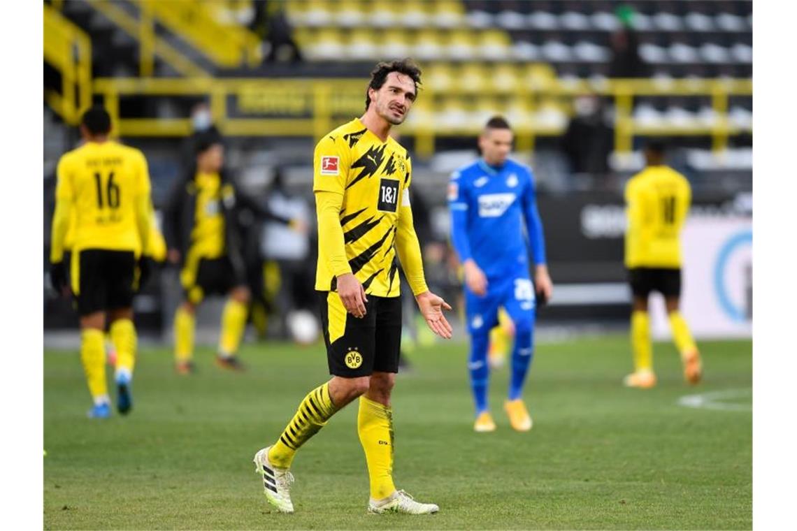 Dortmunds Mats Hummels zeigt sich nach dem Spiel genervt. Foto: Marius Becker/dpa