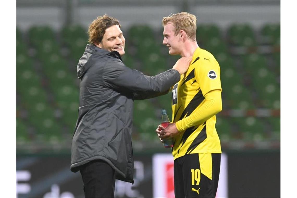 Dortmunds neuer Trainer Edin Terzic (l) im Gespräch mit Julian Brandt. Foto: Carmen Jaspersen/dpa