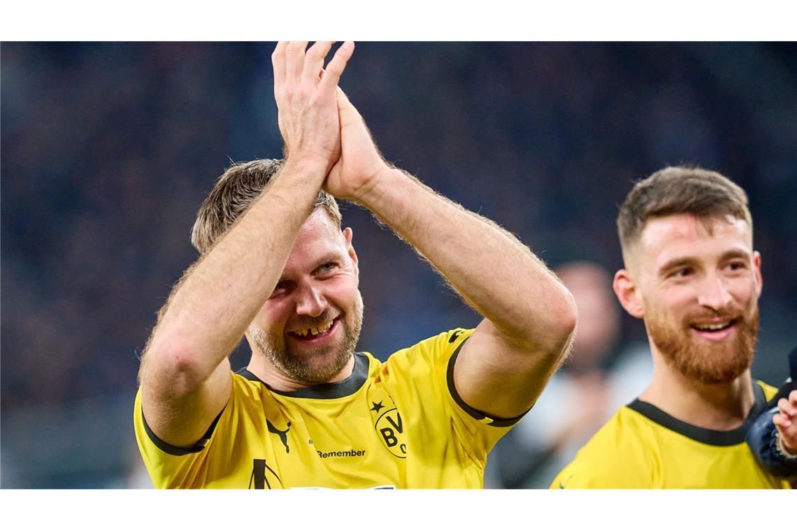 Dortmunds Niclas Füllkrug (l) lässt sich nach dem Sieg seiner Mannschaft von den Fans feiern.