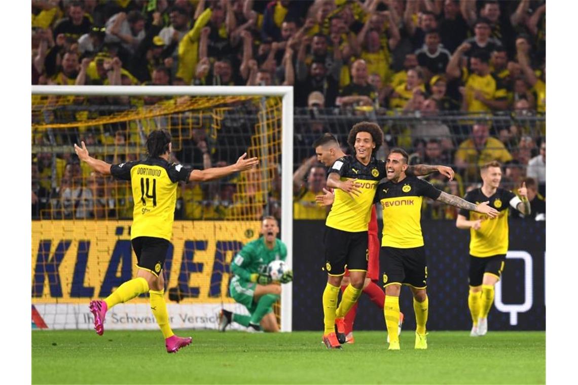 Dortmunds Nico Schulz (l-r), Axel Witsel, Torschütze Paco Alcacer und Marco Reus bejubeln den Treffer zum 1:0. Foto: M. Becker
