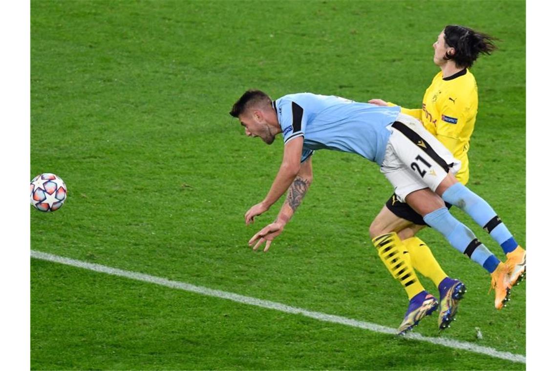 Dortmunds Nico Schulz (r) foult Lazio-Spieler Sergej Milinkovic-Savic. Foto: Bernd Thissen/dpa-Pool/dpa