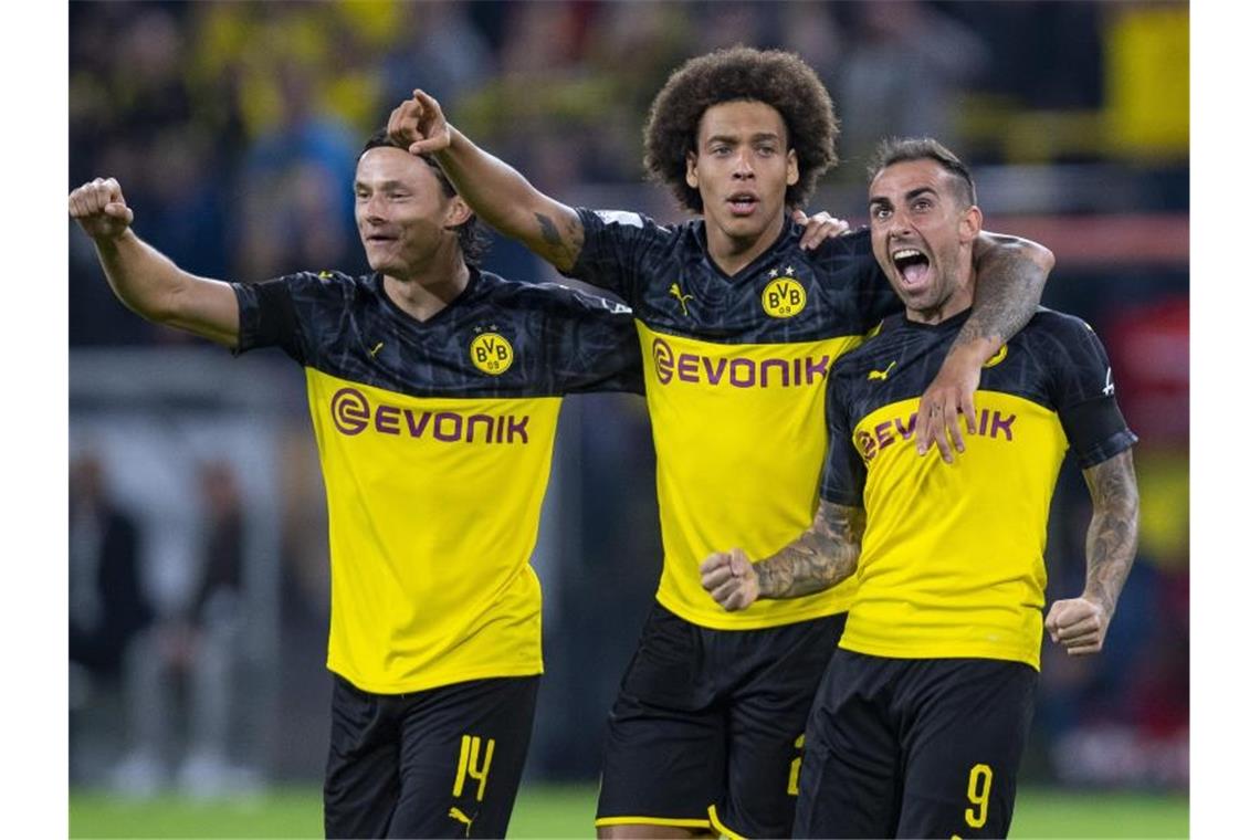 Dortmunds Paco Alcacer (r-l) bejubelt sein Tor zum 1:0 mit Axel Witsel und Nico Schulz. Foto: Guido Kirchner