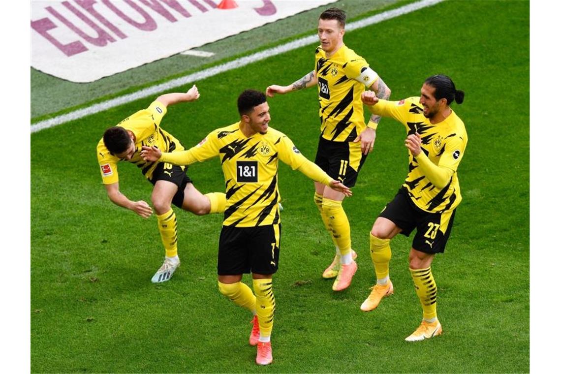 Dortmunds Raphael Guerreiro (l-r), Jadon Sancho, Marco Reus und Emre Can bejubeln ausgelassen Sanchos Tor zum 2:0. Foto: Martin Meissner/dpa