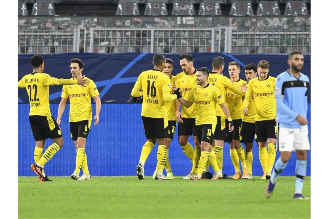 Dortmunds Raphael Guerreiro (M) bejubelt sein Tor zum 1:0 gegen Lazio Rom mit seinen Mannschaftskollegen. Foto: Martin Meissner/AP POOL/dpa
