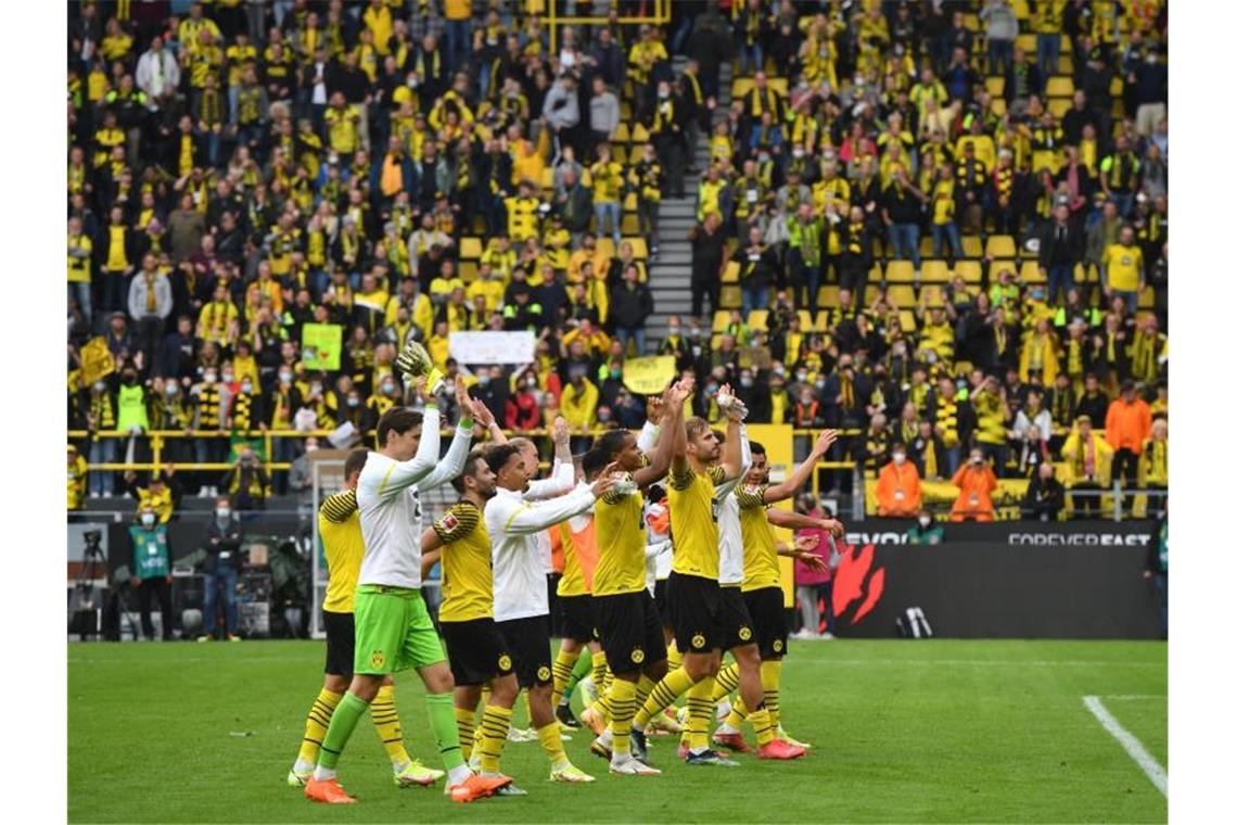 BVB auch ohne Haaland auf Kurs - Keine Abstellung Dortmunds Spieler bedanken sich bei den Fans nach dem 2:1-Sieg gegen den FC Augsburg für die Unterstützung. Foto: Bernd Thissen/dpa