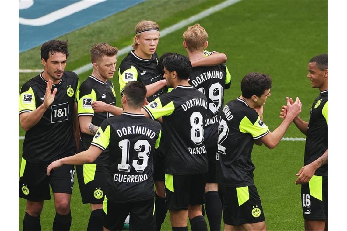 Dortmunds Spieler feiern das Tor zum 3:1 durch Stürmer-Star Erling Haaland. Foto: Friedemann Vogel/EPA-Pool/dpa