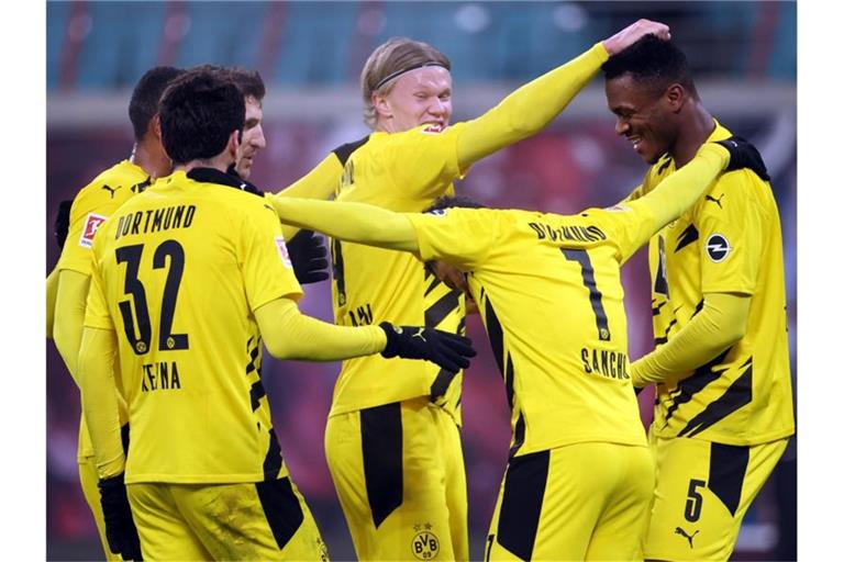Dortmunds Spieler feiern Erling Haaland (M) nach dessen Treffer zum 3:0 gegen RB Leipzig. Foto: Jan Woitas/dpa