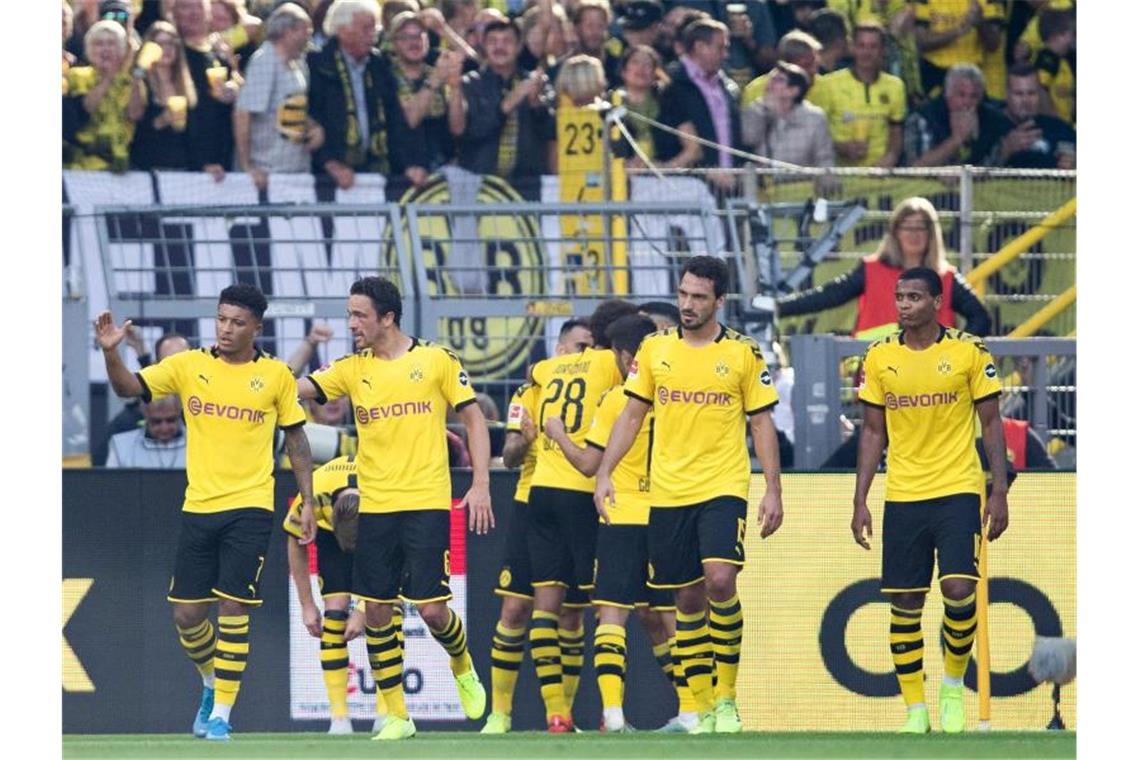 Dortmunds Spieler freuen sich nach dem 1:0 durch Paco Alcacer. Foto: Marcel Kusch