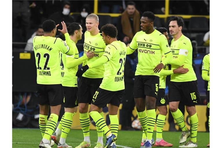 Dortmunds Spieler jubeln nach dem 4:0 durch den gerade eingewechselten Erling Haaland (3.v.l.). Foto: Bernd Thissen/dpa