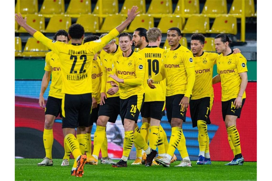 Dortmunds Spieler jubeln nach einem Tor gegen den SC Paderborn. Foto: Guido Kirchner/dpa-Pool/dpa