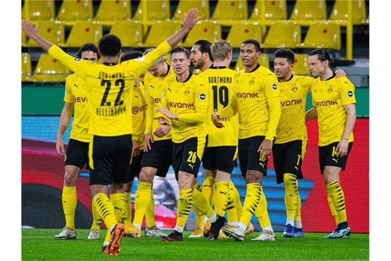 Dortmunds Spieler jubeln nach einem Tor gegen den SC Paderborn. Foto: Guido Kirchner/dpa-Pool/dpa