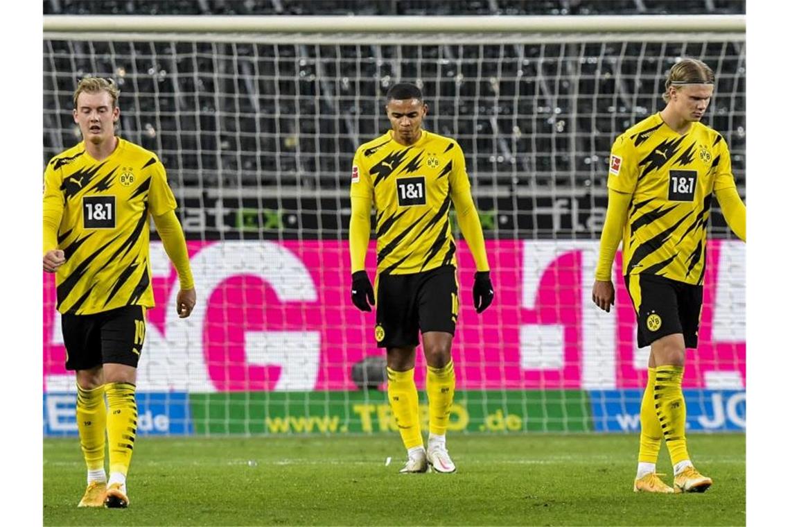 Dortmunds Spieler reagieren auf das Tor zum 4:2 für Gladbach. Foto: Martin Meissner/Pool AP/dpa