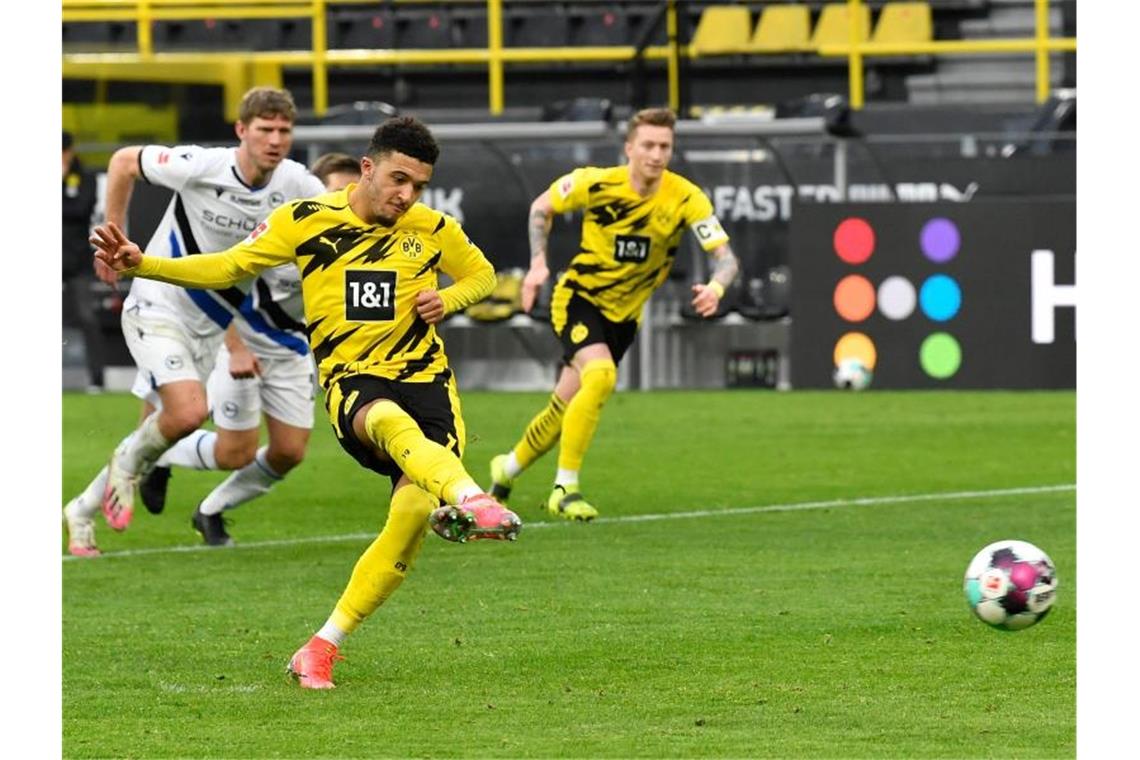 Dortmunds Stürmer Jadon Sancho verwandelt einen Strafstoß zur 2:0-Führung. Foto: Martin Meissner/AP-POOL/dpa