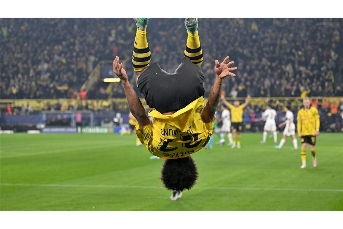 Dortmunds Stürmer Karim Adeyemi jubelt mit einem Salto: Nach dem Remis gegen Paris Saint-Germain zieht der BVB als Erster ins Achtelfinale der Königsklasse ein.