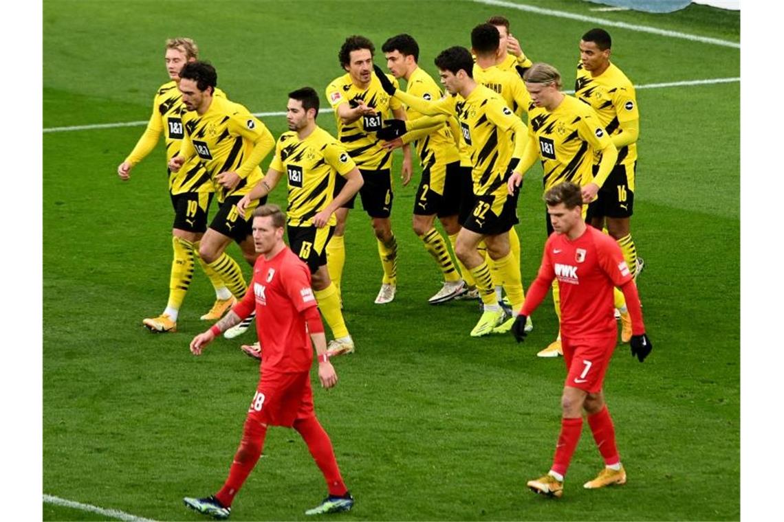 Bayern gewinnt gegen Hoffenheim - Auch RB Leipzig siegt Dortmunds Thomas Delaney (M) feiert mit seinen Teamkollegen seinen Treffer zum zwischenzeitlichen 1:1-Ausgleich. Foto: Sascha Steinbach/EPA POOL/dpa