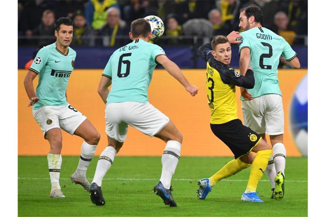 Furiose Aufholjagd: BVB dreht Spiel gegen Inter Mailand Dortmunds Thorgan Hazard (M) kann sich gegen gleich drei Inter-Spieler nicht durchsetzen. Foto: Bernd Thissen/dpa