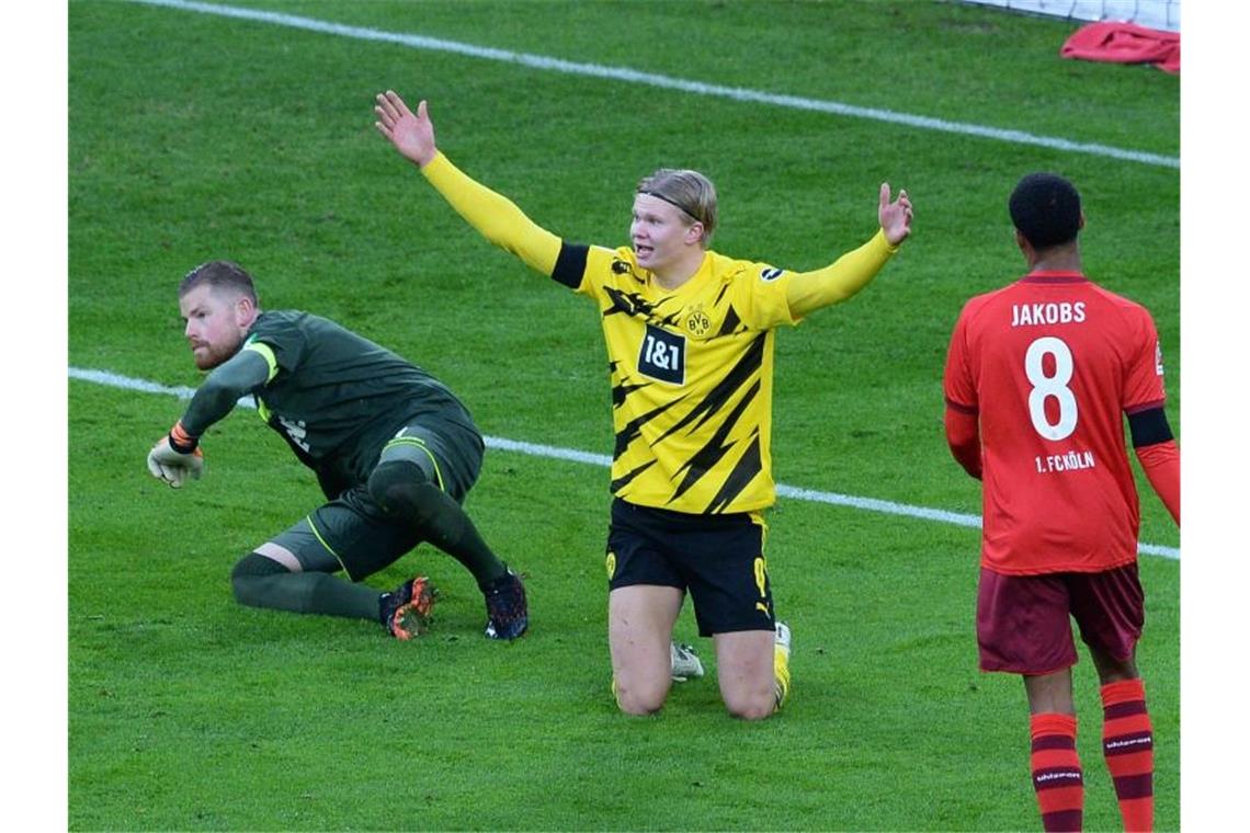 Dortmunds Top-Stürmer Erling Haaland (M) blieb bei der Niederlage gegen Köln glücklos. Foto: Uwe Kraft/AFP/dpa