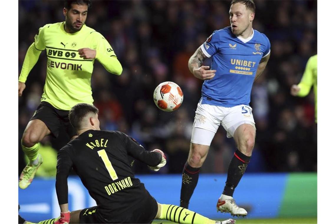 Aufholjagd gescheitert: Aus für BVB nach Remis in Glasgow Dortmunds Torhüter Gregor Kobel blockt einen Torschuss von Glasgows Scott Arfield (l). Foto: Scott Heppell/AP/dpa
