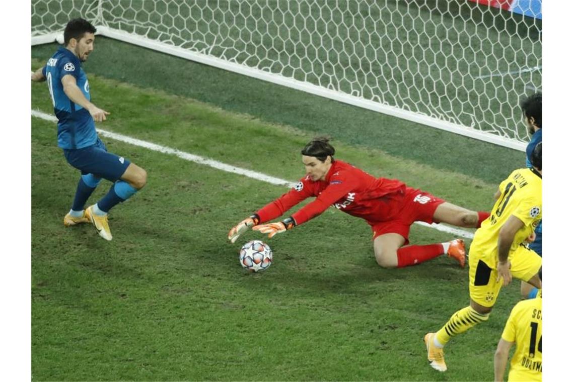 BVB nach „dreckigem Sieg“ in St. Petersburg Gruppenerster Dortmunds Torhüter Marwin Hitz fängt den Ball vor Zenits einschussbereitem Sutormin ab. Foto: Dmitri Lovetsky/AP/dpa