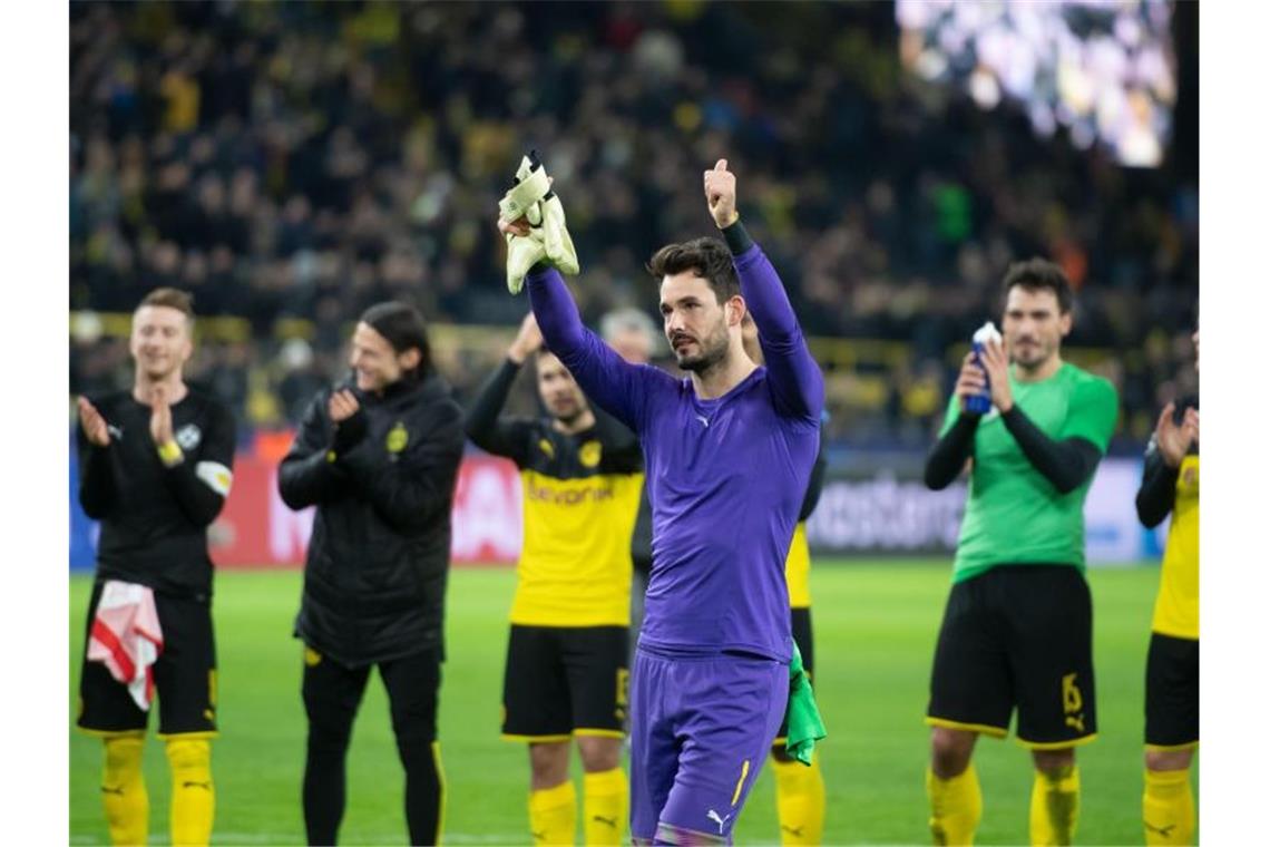 Bircher Müsli statt Bier: Dortmund feiert „Asketen“ Bürki Dortmunds Torhüter Roman Bürki war der Held. Foto: Bernd Thissen/dpa