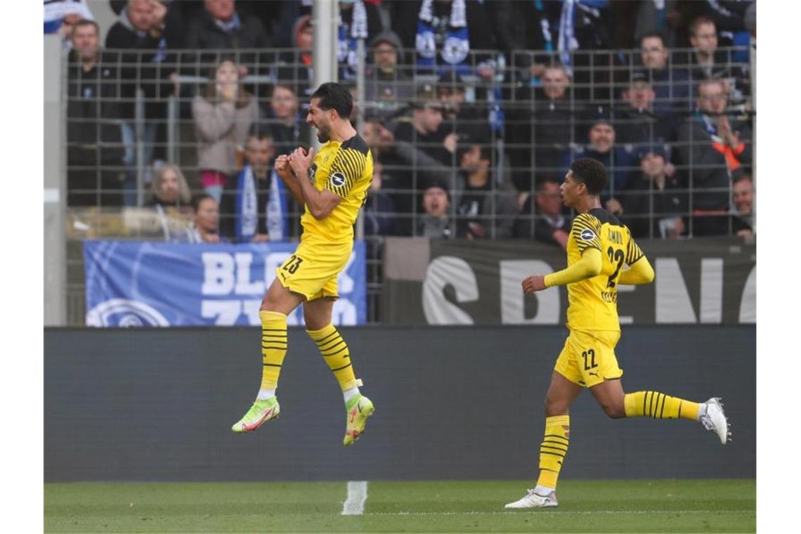 Bayern bleiben souverän - Debatte über Kimmichs Impfstatus Dortmunds Torschütze Emre Can (l) feiert seinen Treffer zum 0:1. Foto: Friso Gentsch/dpa