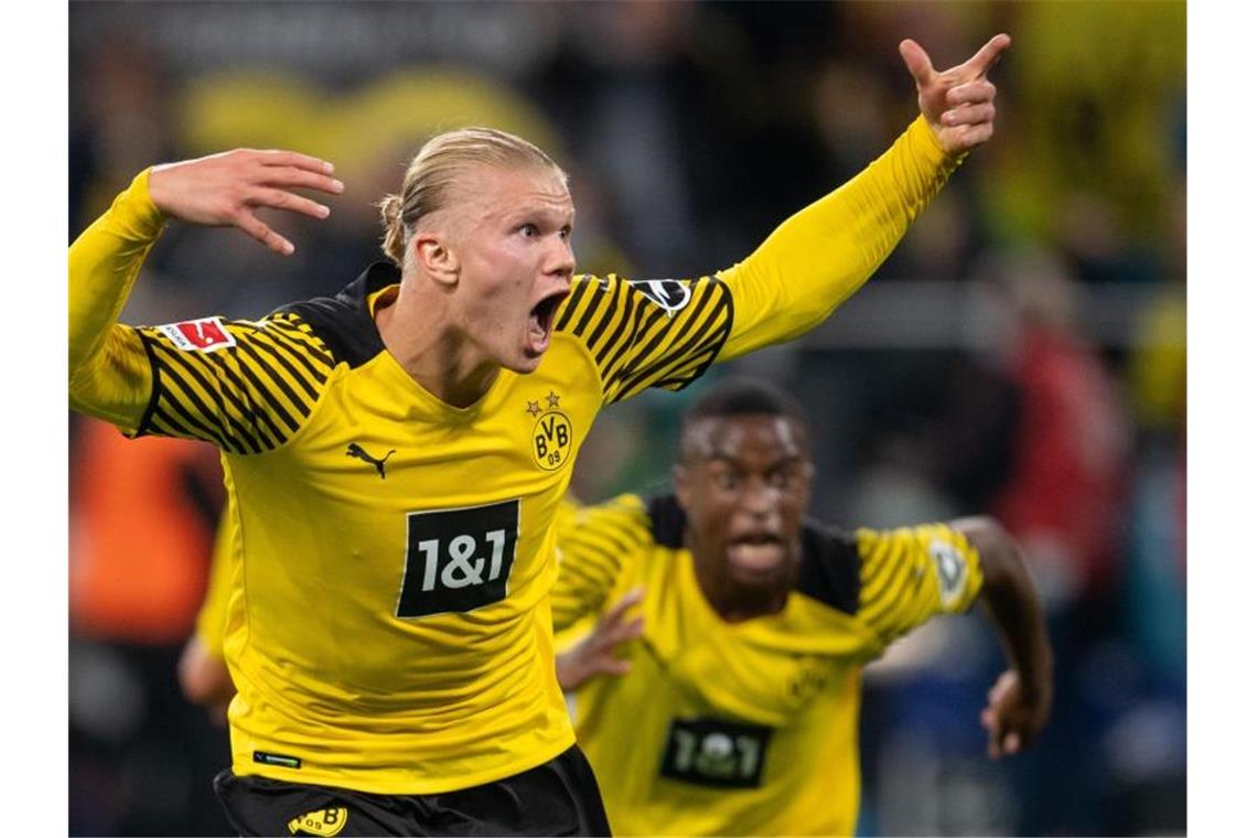 Dortmunds Torschütze Erling Haaland jubelt nach seinem Last-Minute-Treffer zum 3:2-Endstand. Foto: Marius Becker/dpa