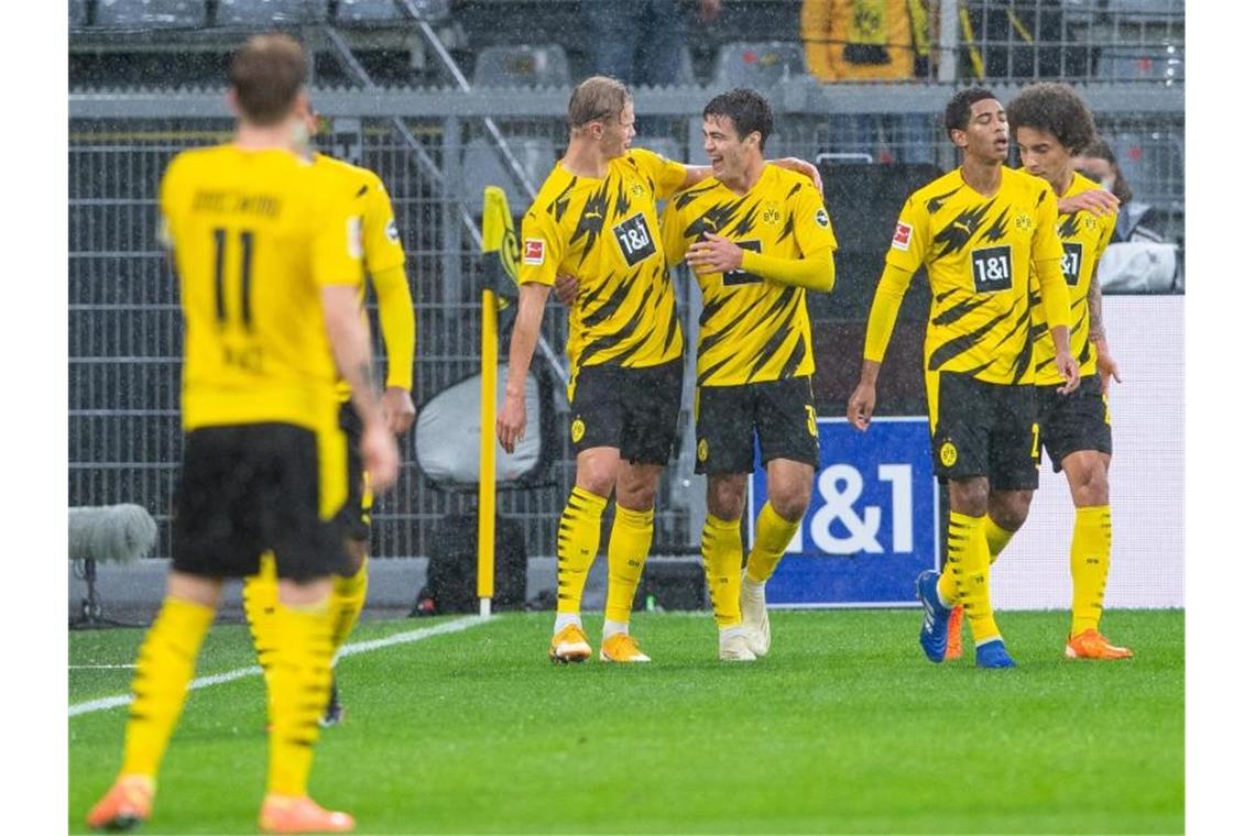 Dortmunds Torschütze Erling Haaland (l-r) bejubelt sein Tor zum 1:0 mit Giovanni Reyna, Jude Bellingham und Axel Witsel. Foto: Guido Kirchner/dpa