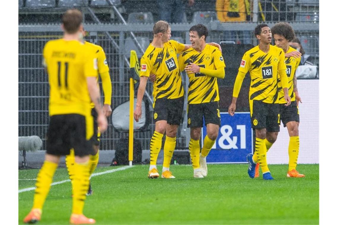 RBL verdirbt Baum-Debüt - Eintracht schlägt Hoffenheim Dortmunds Torschütze Erling Haaland (l-r) bejubelt sein Tor zum 1:0 mit Giovanni Reyna, Jude Bellingham und Axel Witsel. Foto: Guido Kirchner/dpa
