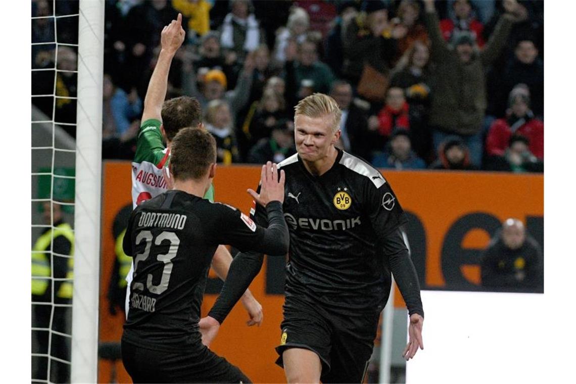 Dortmunds Torschütze Erling Haaland (r) erzielt in seinem Bundesliga-Debüt drei Tore. Foto: Stefan Puchner/dpa