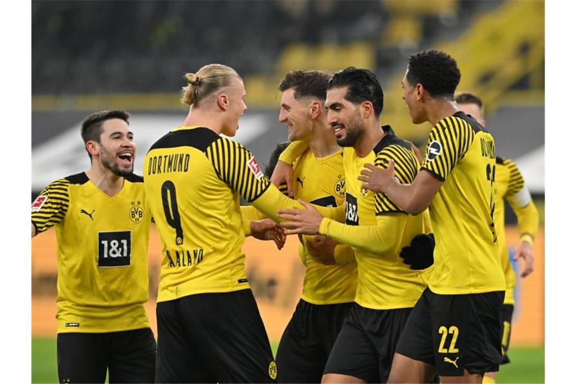 Dortmunds Torschütze Thomas Meunier (3.v.r) jubelt mit seinem Team über das 2:0. Foto: David Inderlied/dpa