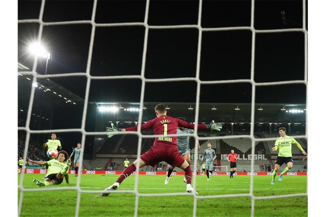 DFB-Pokal: Das war der Dienstag, das kommt am Mittwoch Dortmunds Torwart Gregor Kobel konnte dasa Eigentor durch Axel Witsel nicht verhindern. Foto: Christian Charisius/dpa