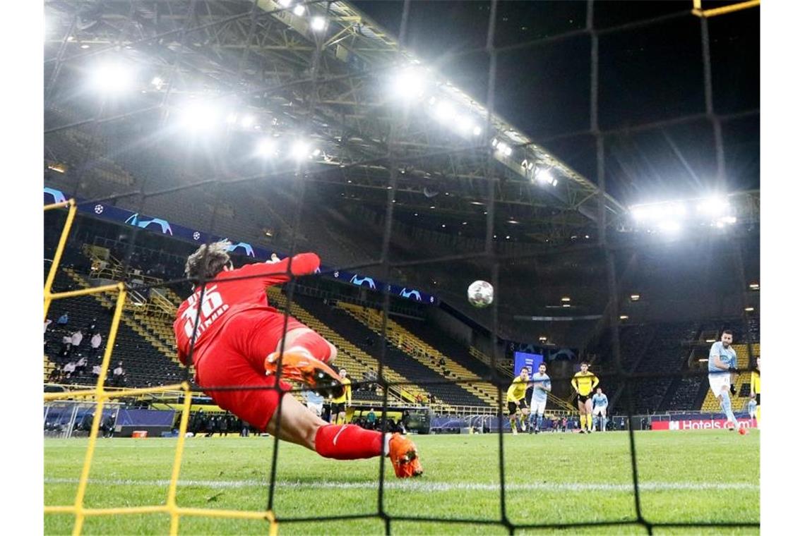 Dortmunds Torwart Marwin Hitz (l) kann den Treffer per Elfmeter von Riyad Mahrez (2.v.r.) von Manchester nicht halten. Foto: Martin Meissner/AP-Pool/dpa