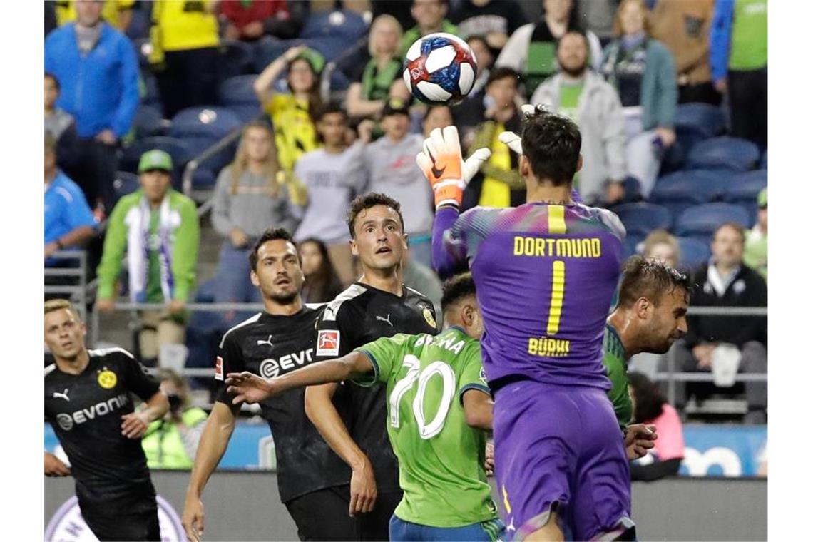 Dortmunds Torwart Roman Bürki ist für unbeschränkte Ein- und Auswechslungen. Foto: Ted S. Warren/AP