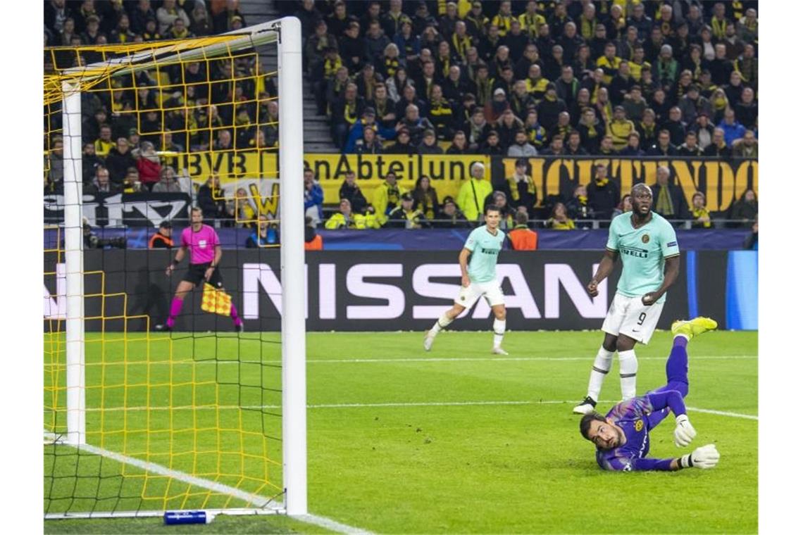 Furiose Aufholjagd: BVB dreht Spiel gegen Inter Mailand Dortmunds Torwart Roman Bürki schaut dem Ball beim Tor zum 0:2 hinterher. Foto: David Inderlied/dpa