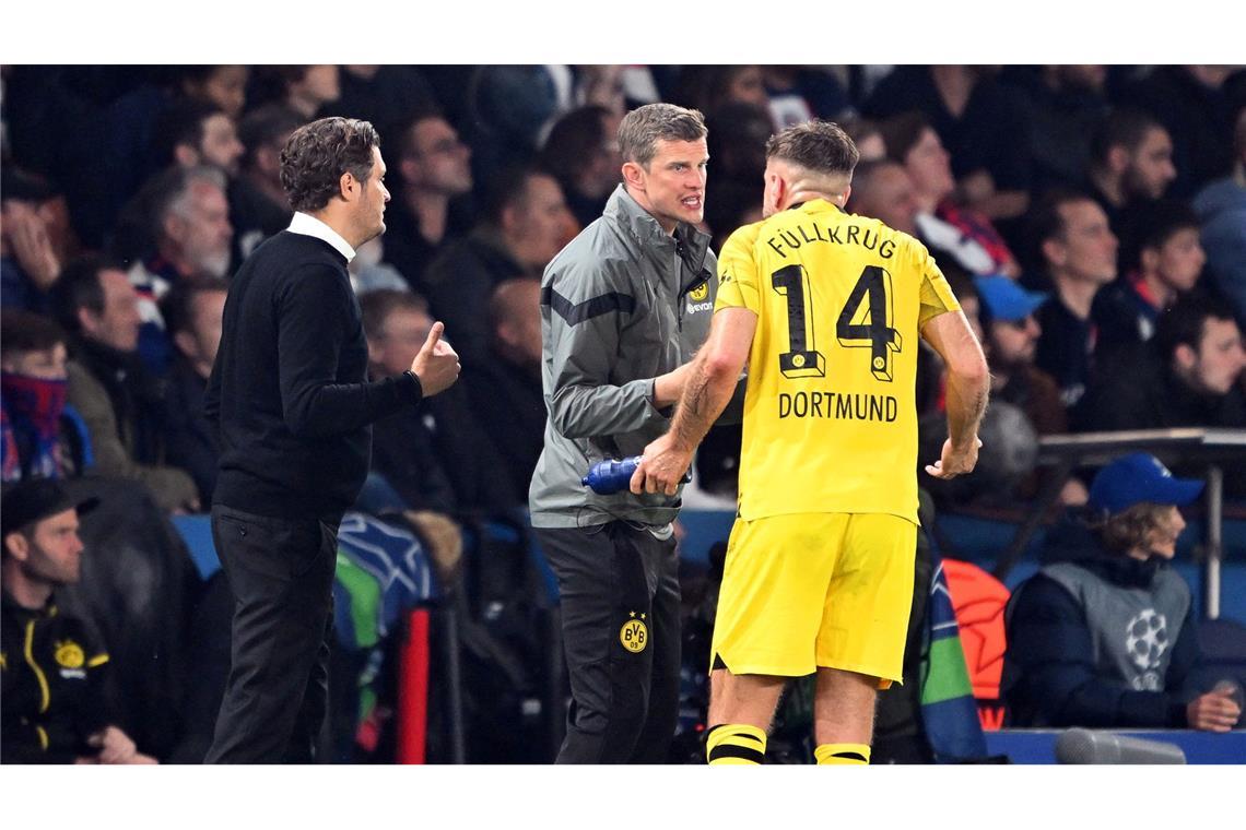 Dortmunds Trainer Edin Terzic (l) und Co-Trainer Sven Bender (M) geben Stürmer Niclas Füllkrug Anweisungen.