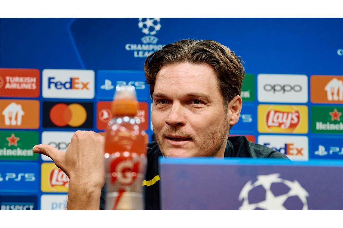 Dortmunds Trainer Edin Terzic spricht auf der Pressekonferenz vor dem Rückspiel gegen Atlético Madrid.