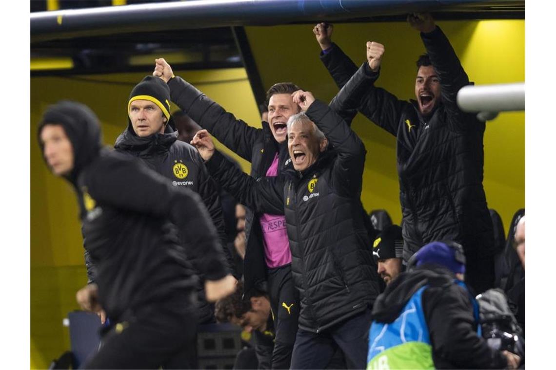 Furiose Aufholjagd: BVB dreht Spiel gegen Inter Mailand Dortmunds Trainer Lucien Favre jubelt nach dem Tor zum 2:2-Ausgleich. Foto: David Inderlied/dpa